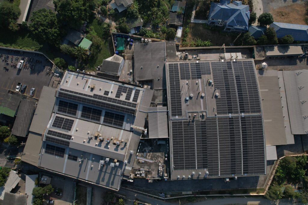 ขั้นตอนติดตั้ง Solar Mounting บนหลังคาโรงงาน หน้างานจริง