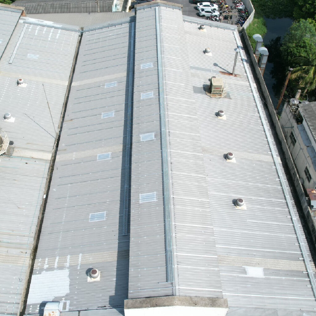 ติดตั้งแผงโซลาร์เซลล์บนหลังคาโรงงานเมทัลชีท สำหรับโครงการ Solar Rooftop เชิงพาณิชย์